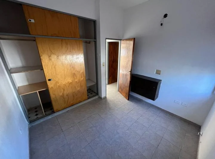 En Alquiler | Hermosa Propiedad en Moreno Centro con 2 Dormitorios, Parque y Entrada de Auto 5