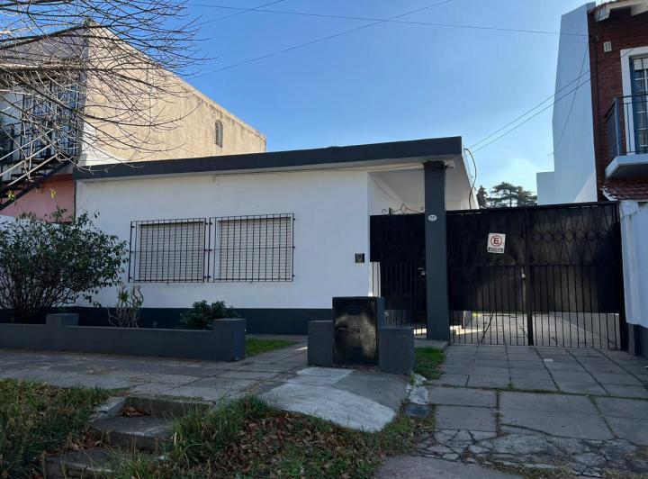 En Alquiler | Hermosa Propiedad en Moreno Centro con 2 Dormitorios, Parque y Entrada de Auto 1