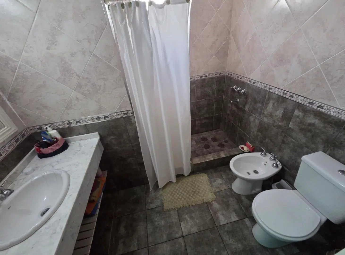 En Venta | Hermosa Propiedad con 3 Unidades de Departamentos - 4 Propiedades en una - Ideal Inversio 2