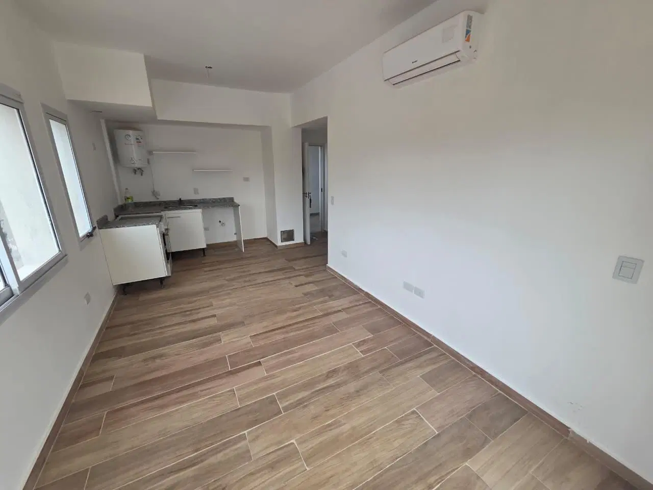 En Alquiler | Departamento en 2do Piso - 2 Ambientes con Balcon - Edificio Esquina Pagano 5