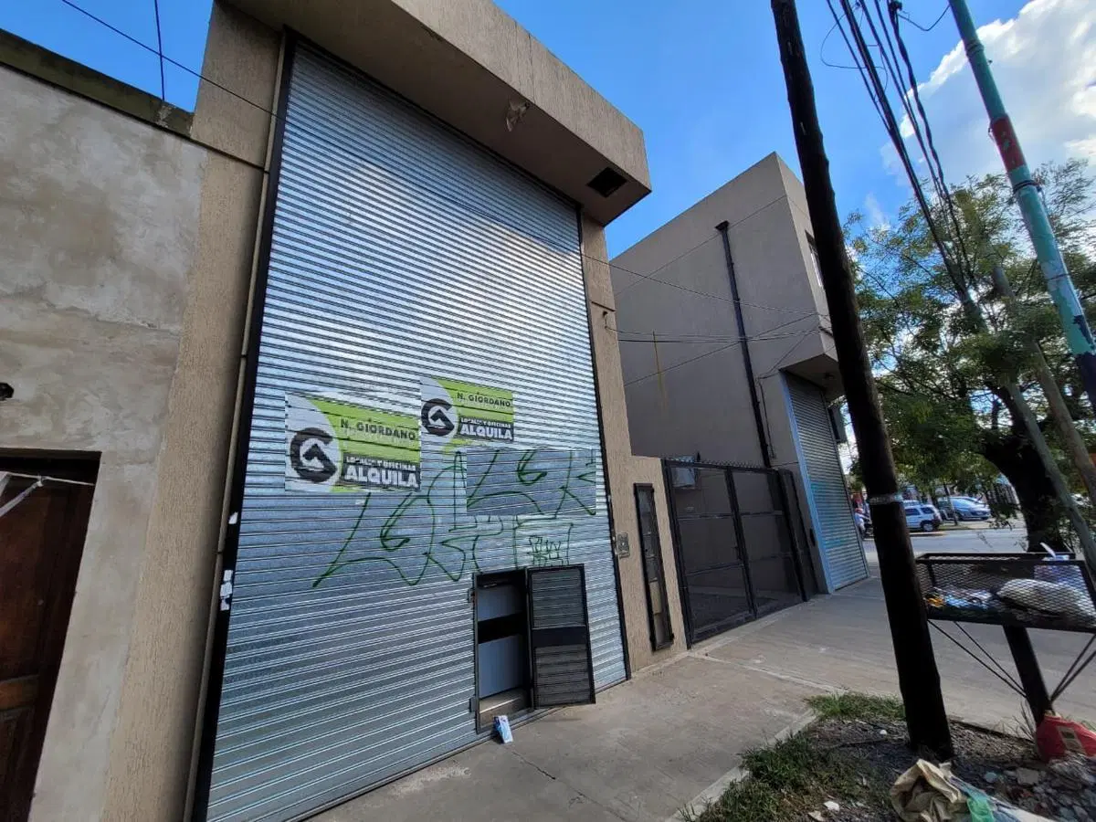 En Alquiler | Hermoso Local de 2 Pisos en Moreno Centro - Sobre Rosset (Ex Independencia) y Av. Vic 3