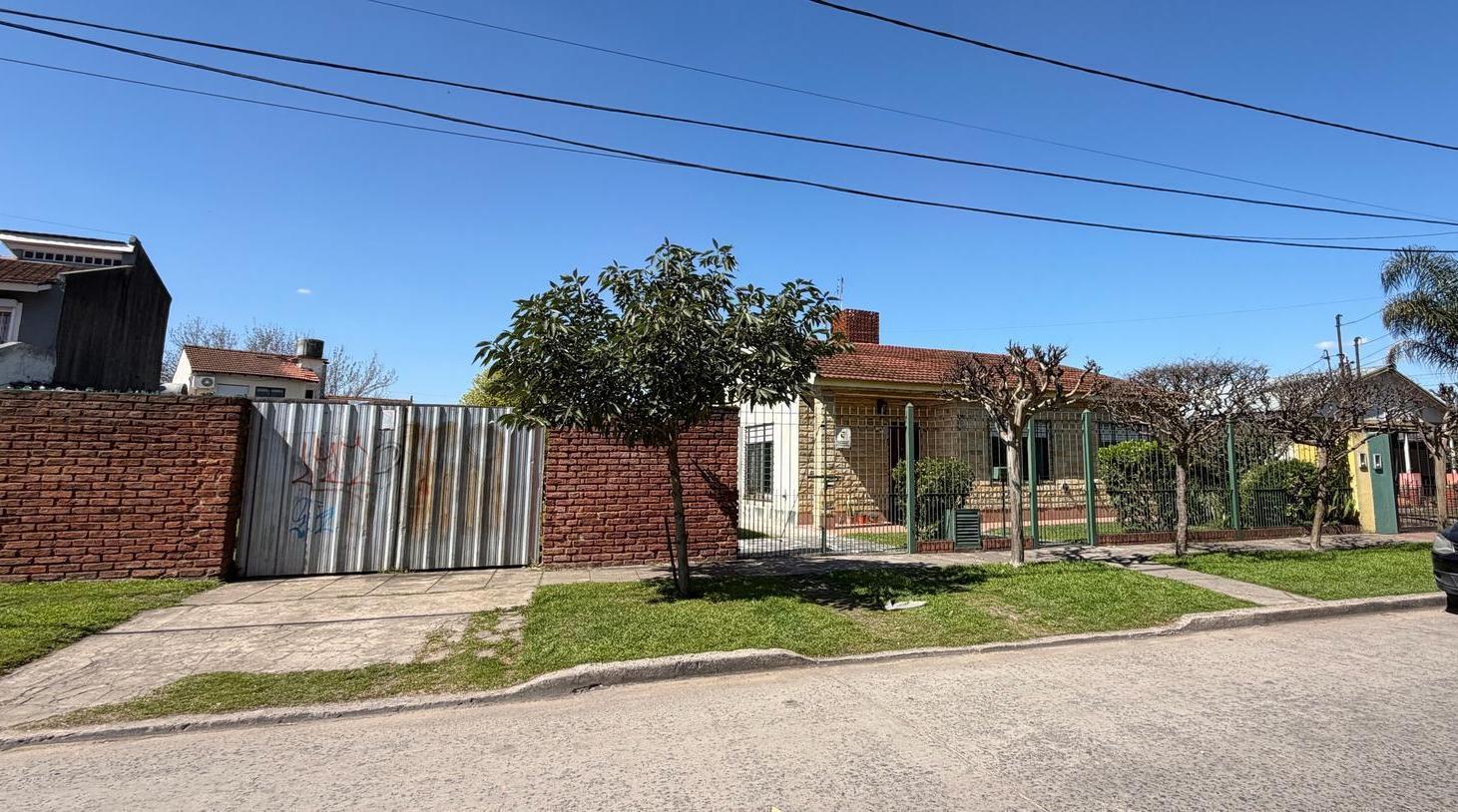 Foto de En Venta | Excelente Casa con 2 Lotes de Terreno - 4 Dormitorios y, imagen 4