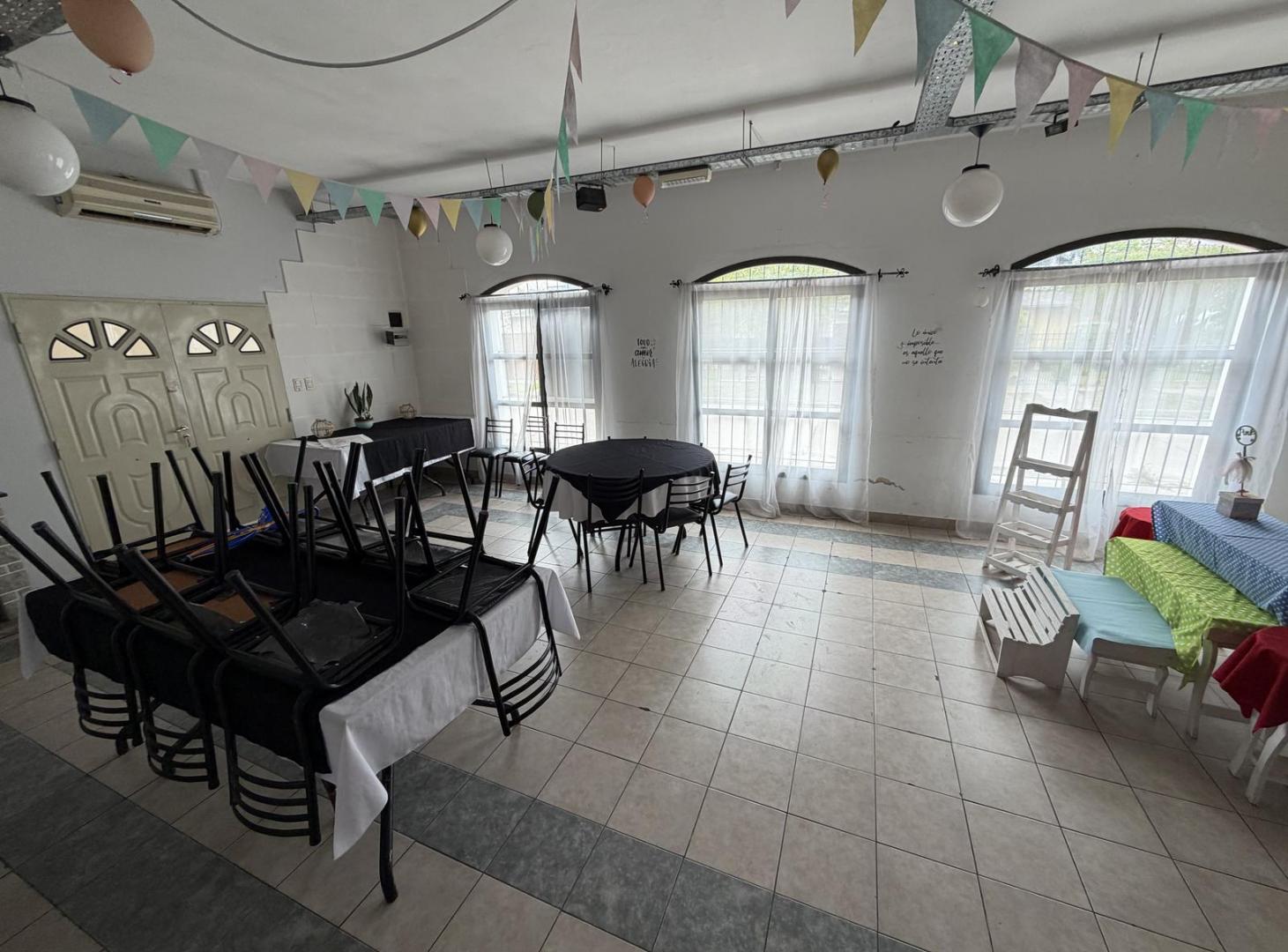 Foto de En Venta | Excelente Local Comercial con Amplio Salón, 3 Baños, Cocina, imagen 4