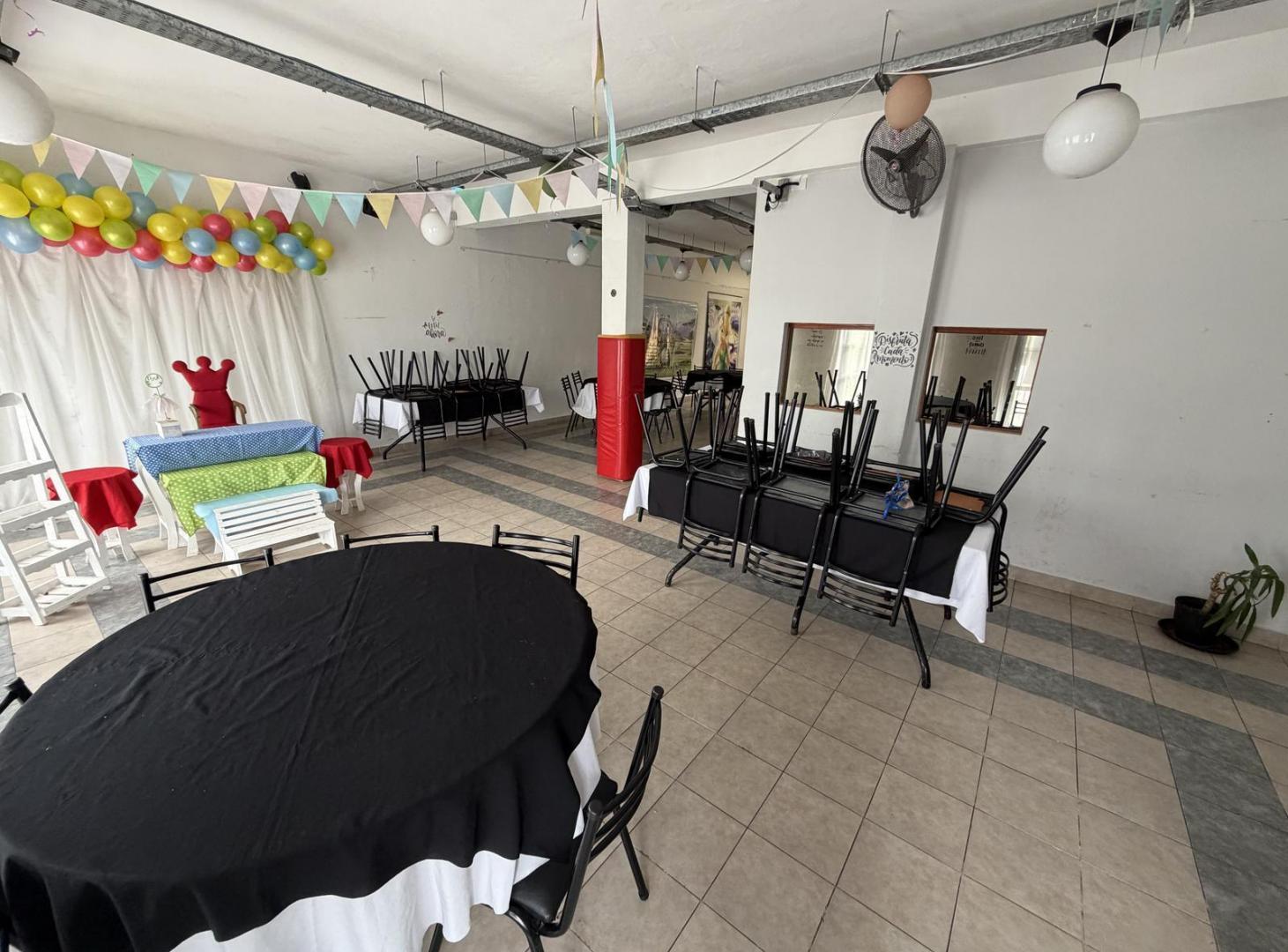 Foto de En Venta | Excelente Local Comercial con Amplio Salón, 3 Baños, Cocina, imagen 3