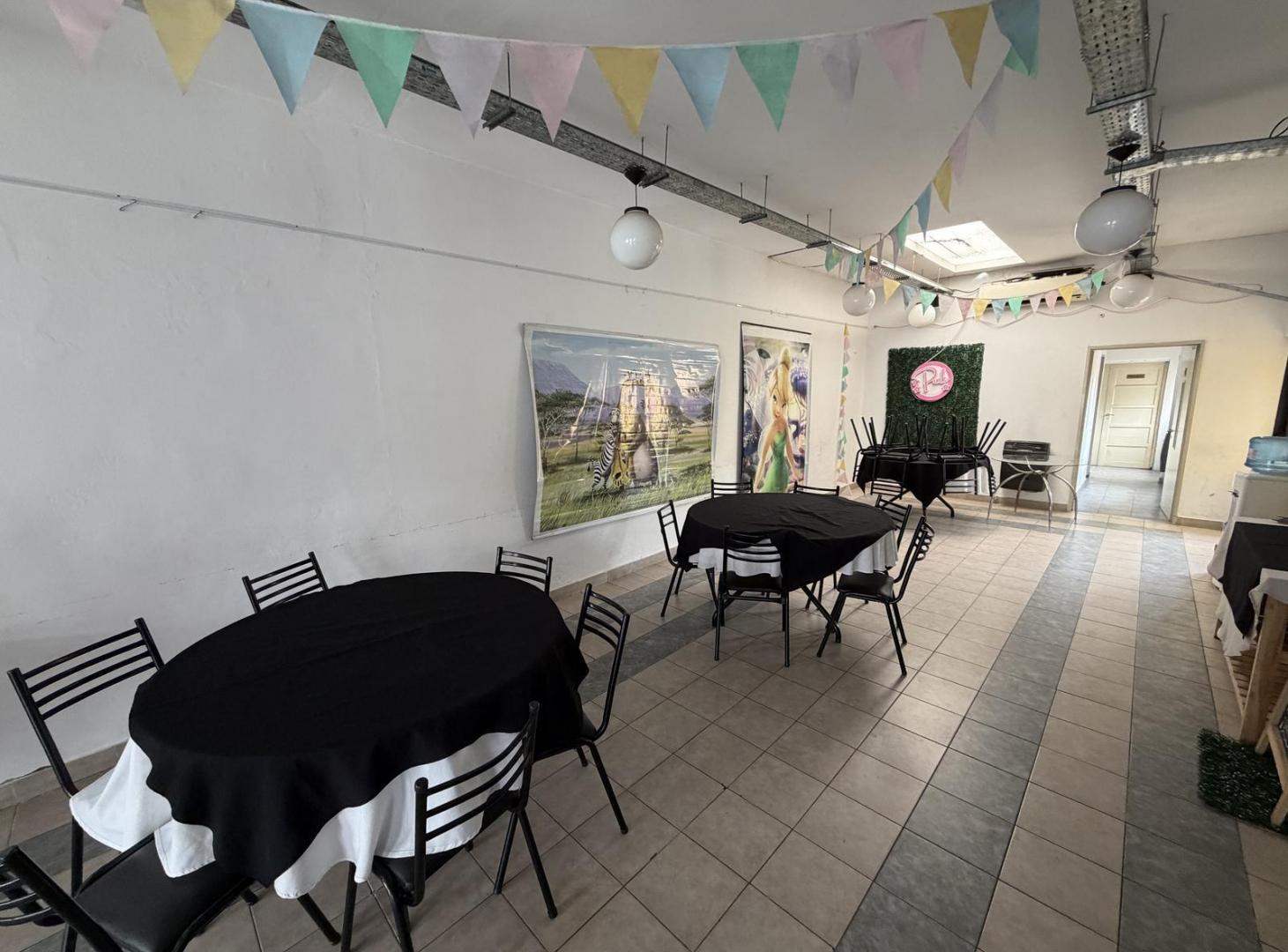 Foto de En Venta | Excelente Local Comercial con Amplio Salón, 3 Baños, Cocina, imagen 1