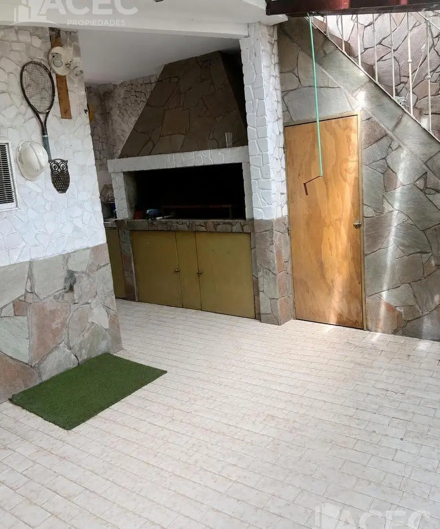 Venta -Casa al frente - Cochera - Barrio Lourdes 4