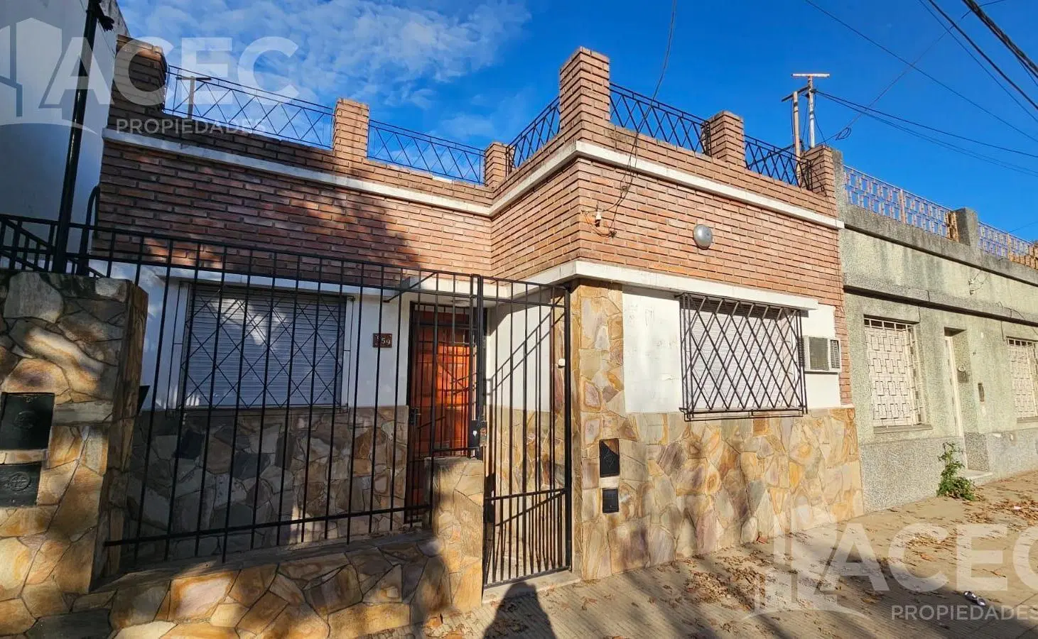 Venta - Casa al frente - Barrio Matheu 4
