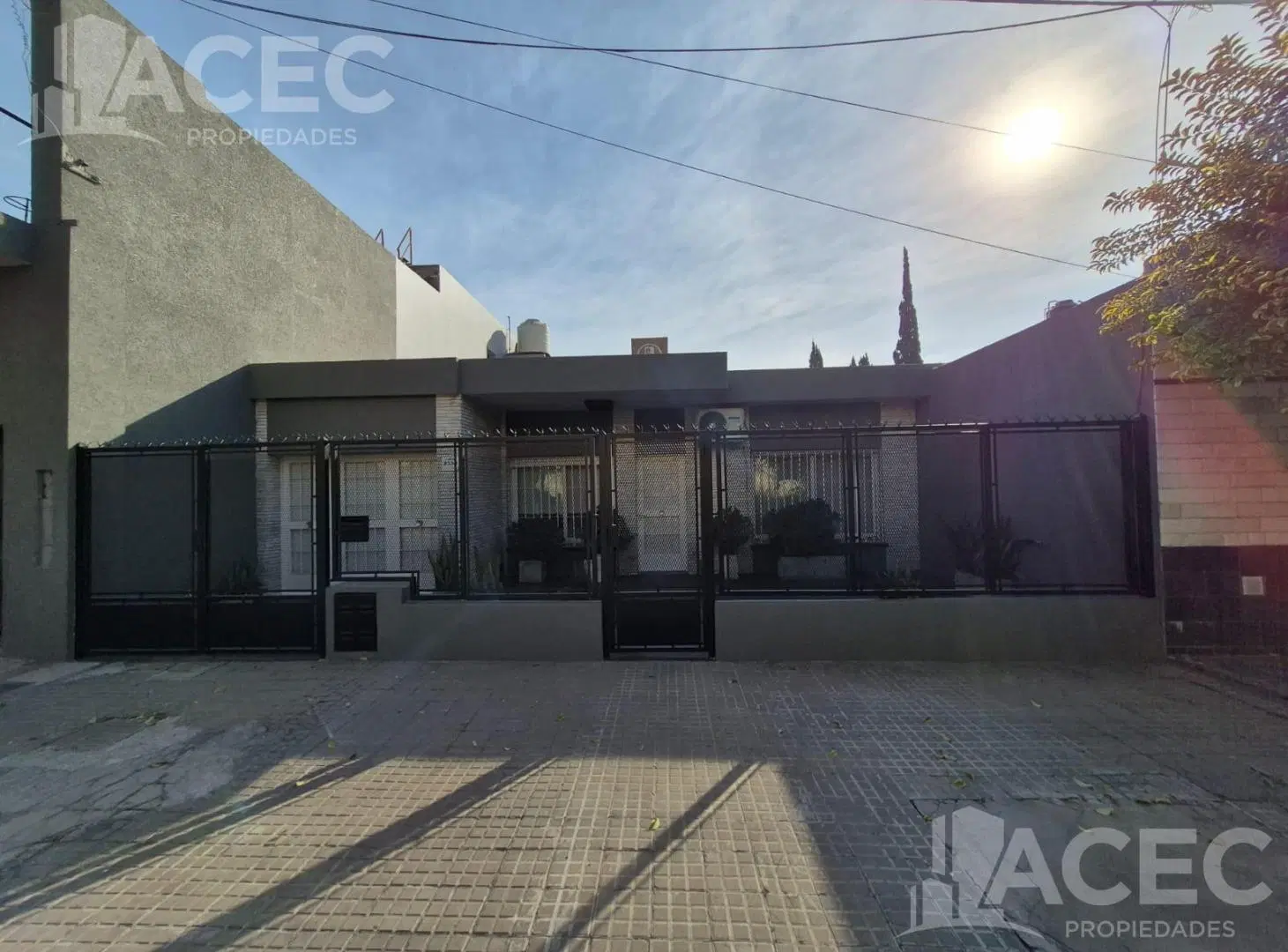 Alquiler - Casa al frente - Cochera - Barrio Las Delicias 2