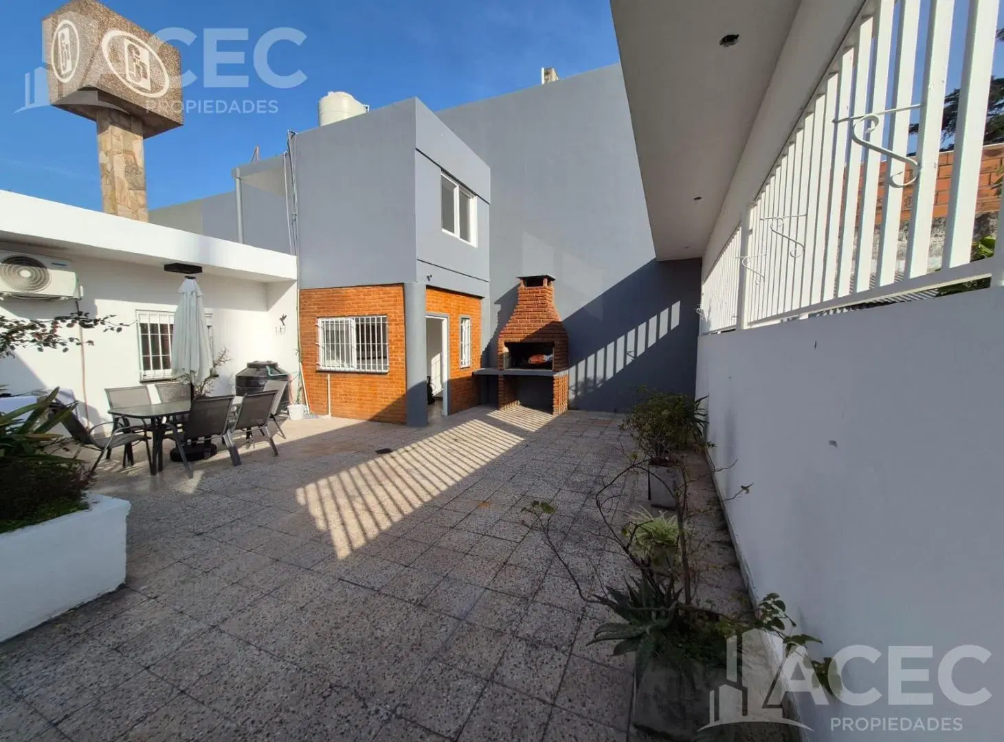Alquiler - Casa al frente - Cochera - Barrio Las Delicias 8