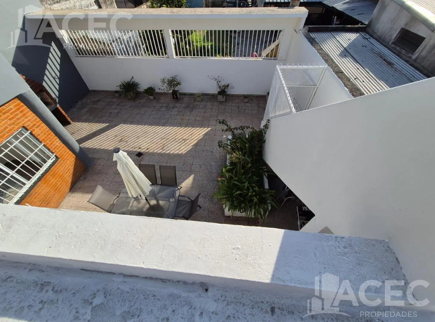 Alquiler - Casa al frente - Cochera - Barrio Las Delicias 3