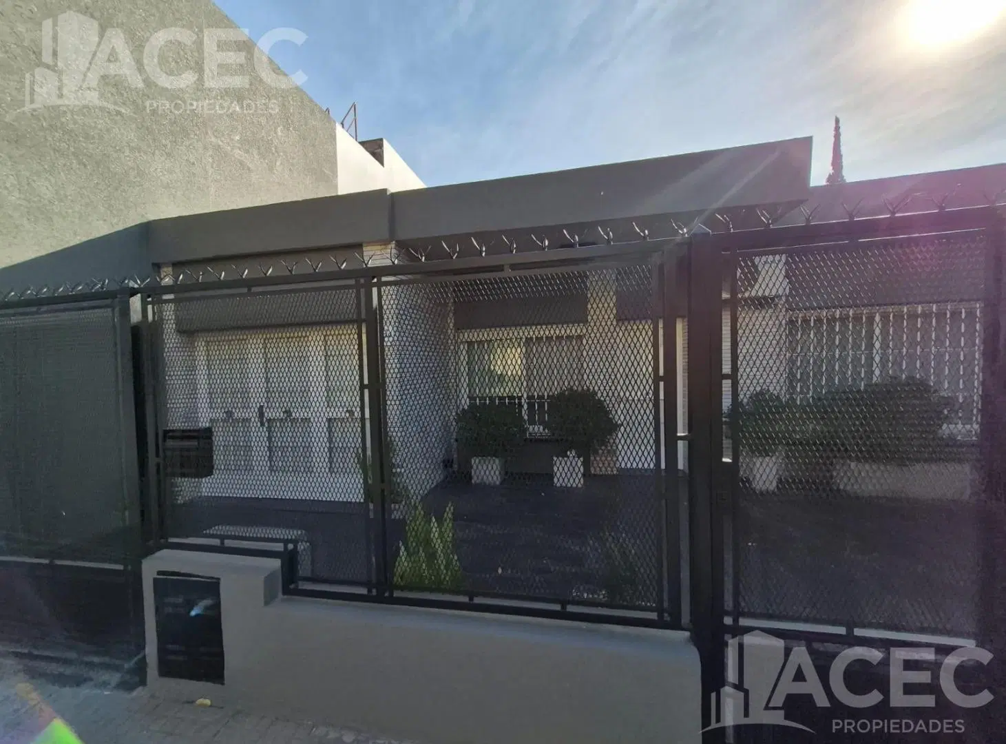 Alquiler - Casa al frente - Cochera - Barrio Las Delicias 4