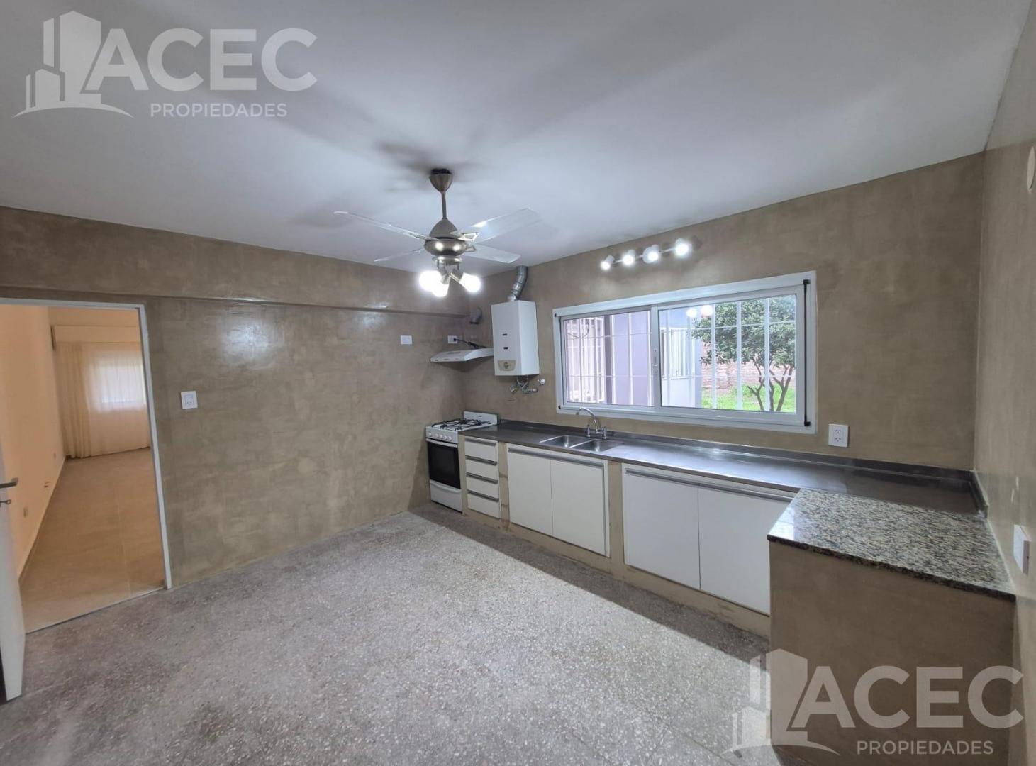 Foto de Venta - Casa al frente - Cochera - Jardín - Suroeste Rosario -, imagen 2