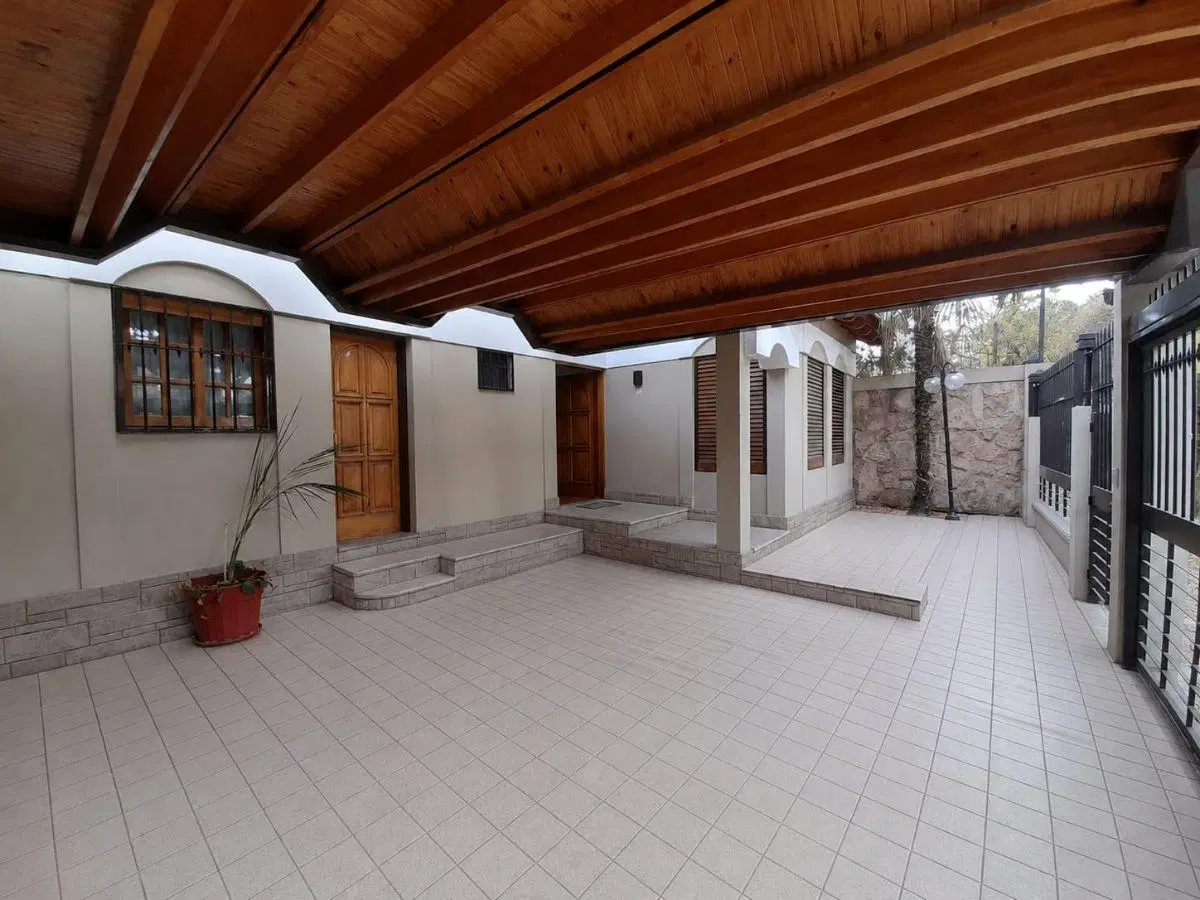 Casa de 300 m² con 4 dormitorios en alquiler en Quinta Sección 1