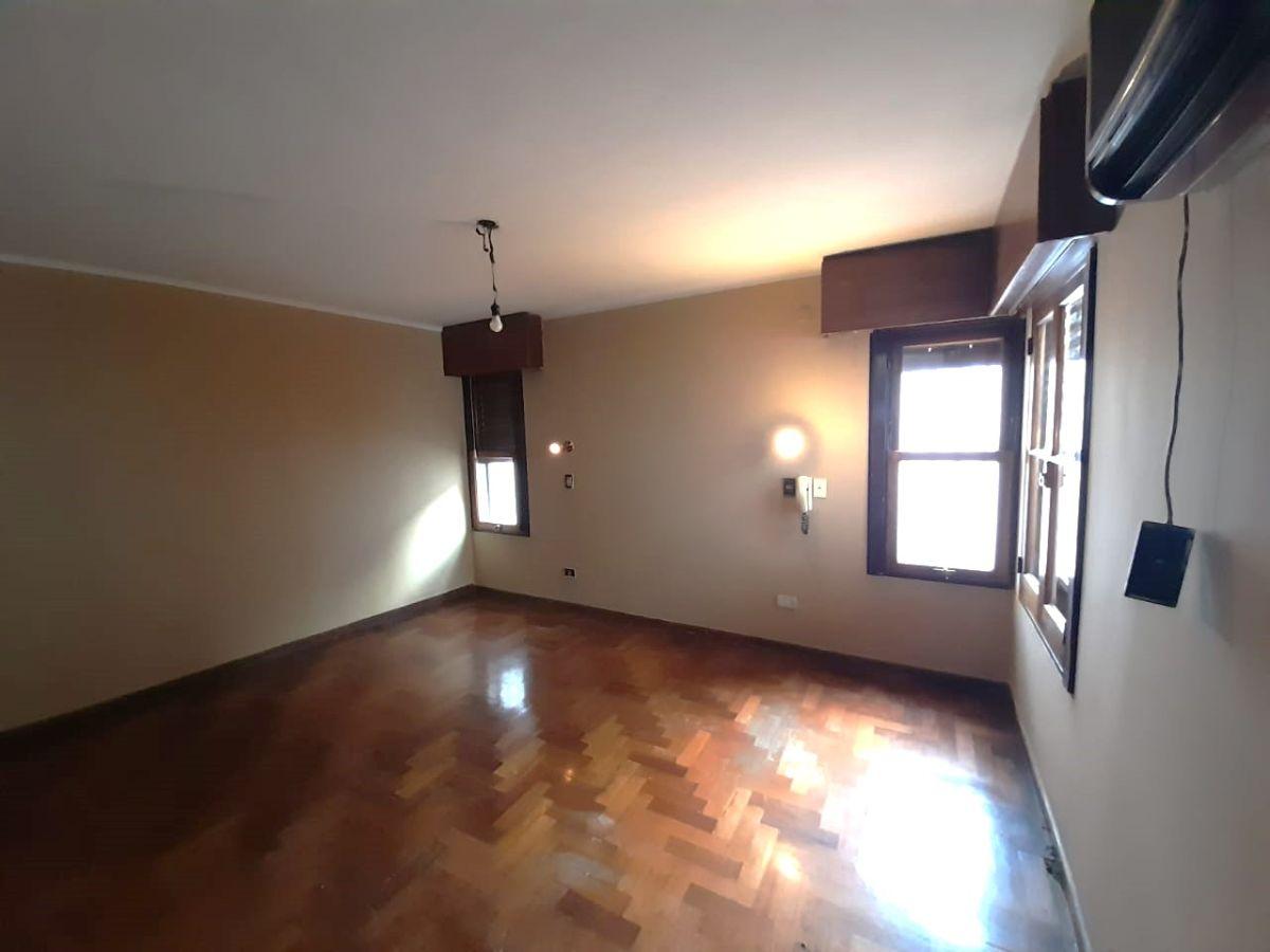 Foto de Casa de 237 m² con 4 dormitorios, 4 baños, doble cochera, en alquiler en Quinta Sección, imagen 5