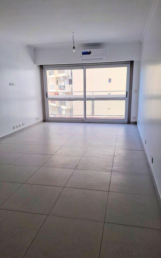 Foto de PISO RECICLADO A NUEVO!! 3 DORMITORIOS Y DEPENDENCIAS, COCHERA Y, imagen 4