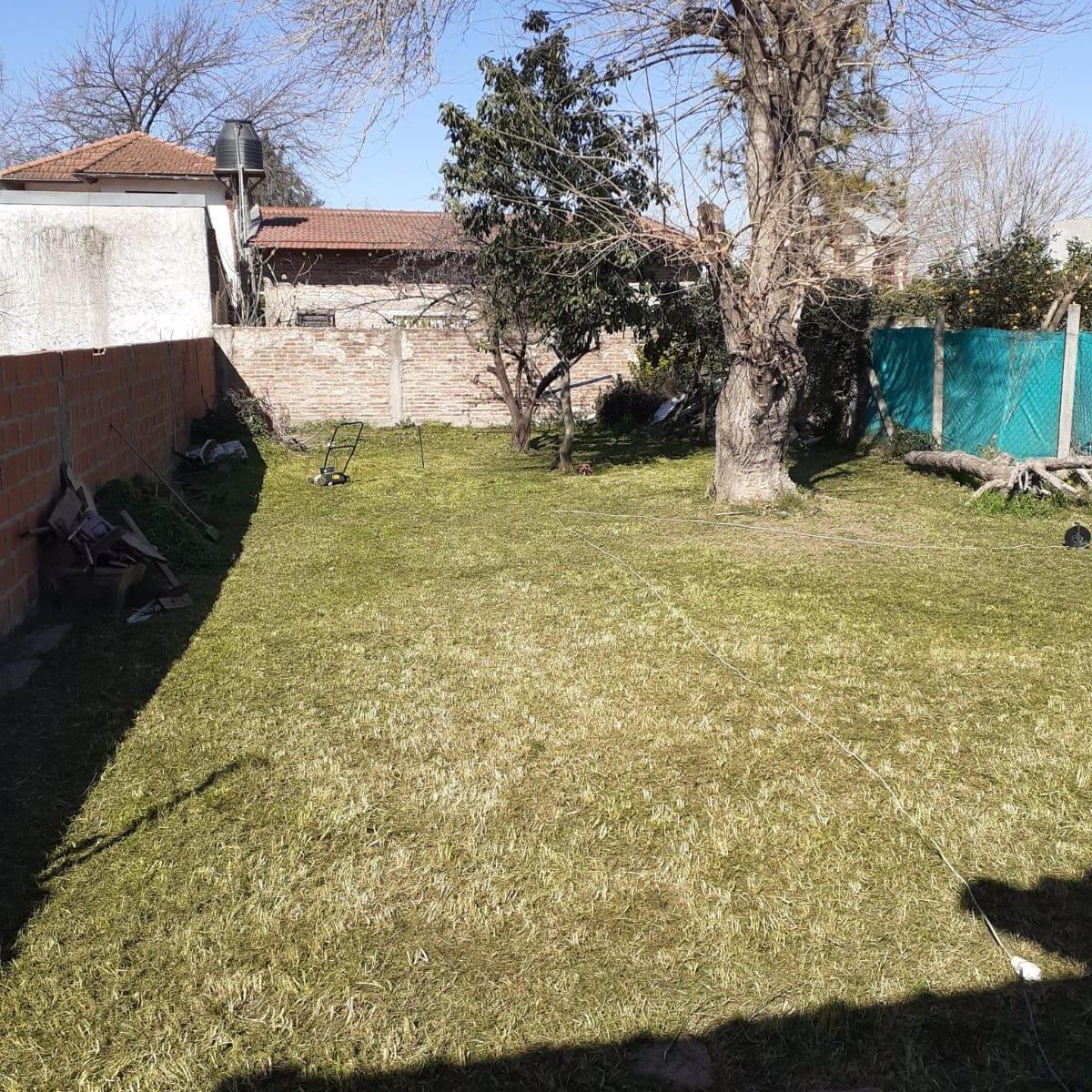 Casa PH, dos loscales y un departamento.