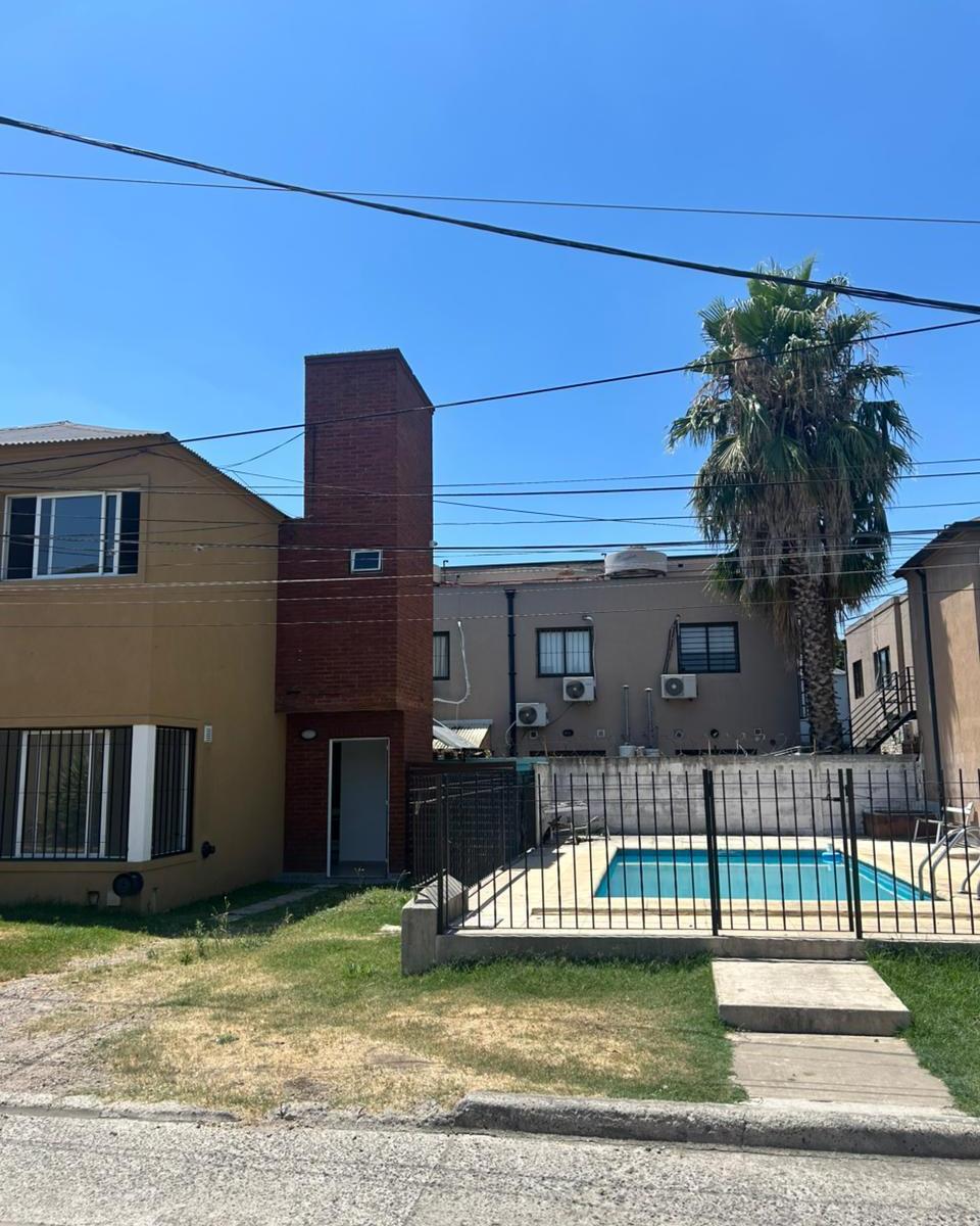 Duplex de 3 ambientes en Barrio Altos de Alcorta. Pileta, SUM.