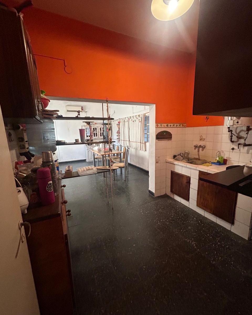 Venta de Casa Tipo Chalet Tres Ambientes, con Cochera en Paso del Rey Sur. 2