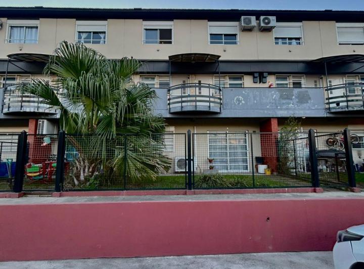 ¡Venta de Departamento 3 Ambientes + Cochera en Barrio Cerrado "Hogar Obrero"!