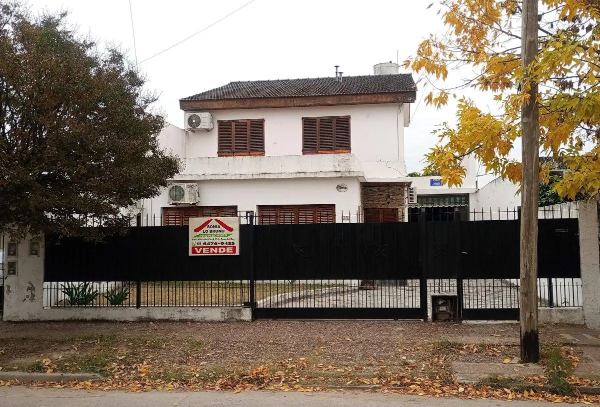 Excelente propiedad ubicada en una de las mejores zonas de Paso del Rey Norte, sobre calle Pío XII, 4
