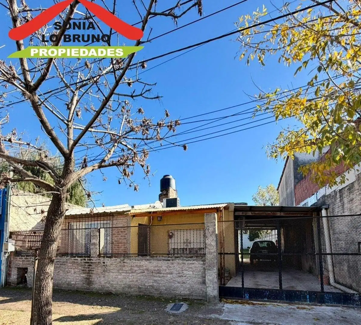 Casa en venta sobre lote de 420 m², ubicada en Paso del Rey norte, sobre calle Pío XII. 1
