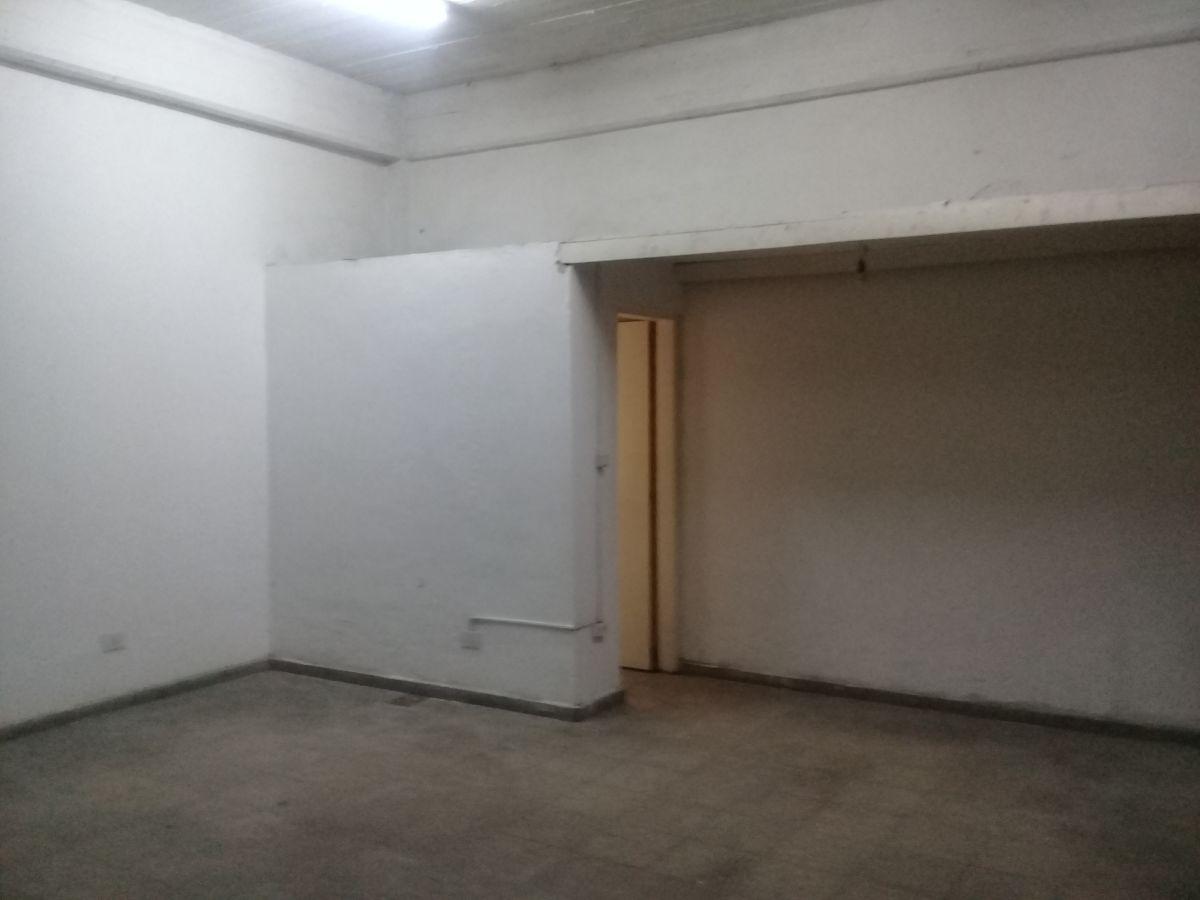 Local comercial 36m2 (6 x 6) a solo 50 metros de la estación de Paso del Rey lado sur .