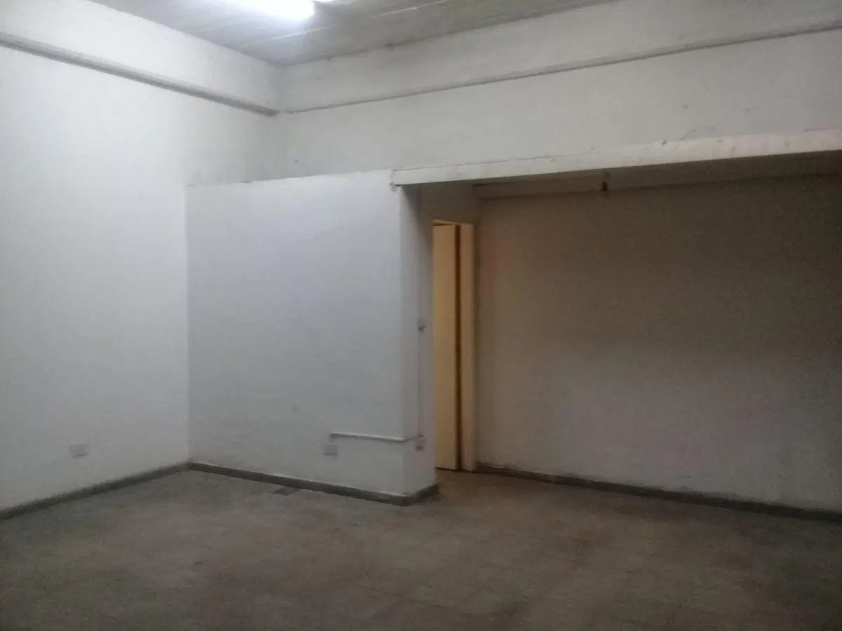 Local comercial 36m2 (6 x 6) a solo 50 metros de la estación de Paso del Rey lado sur . 2