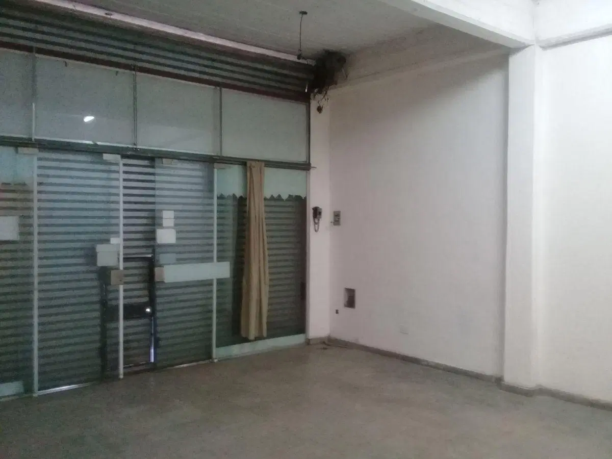 Local comercial 36m2 (6 x 6) a solo 50 metros de la estación de Paso del Rey lado sur . 5