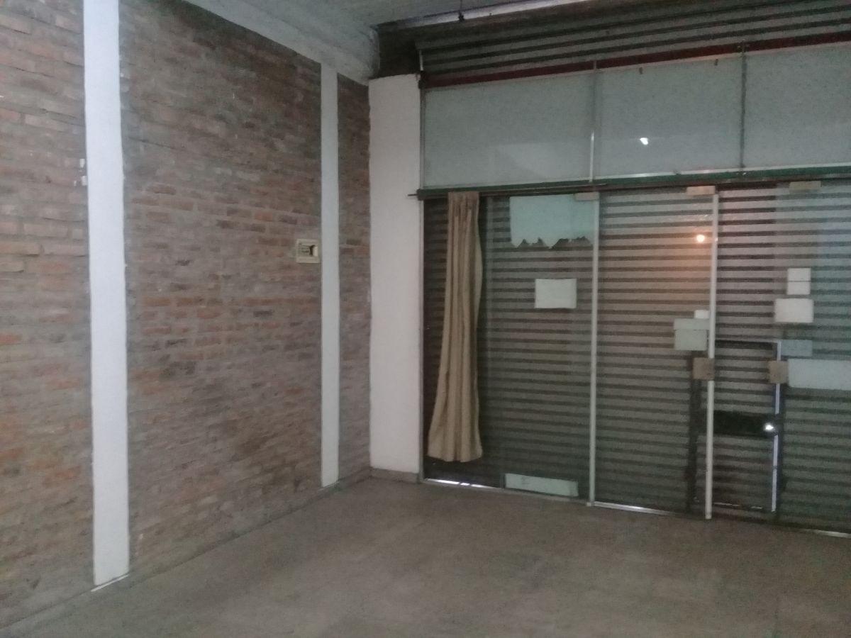 Local comercial 36m2 (6 x 6) a solo 50 metros de la estación de Paso del Rey lado sur .