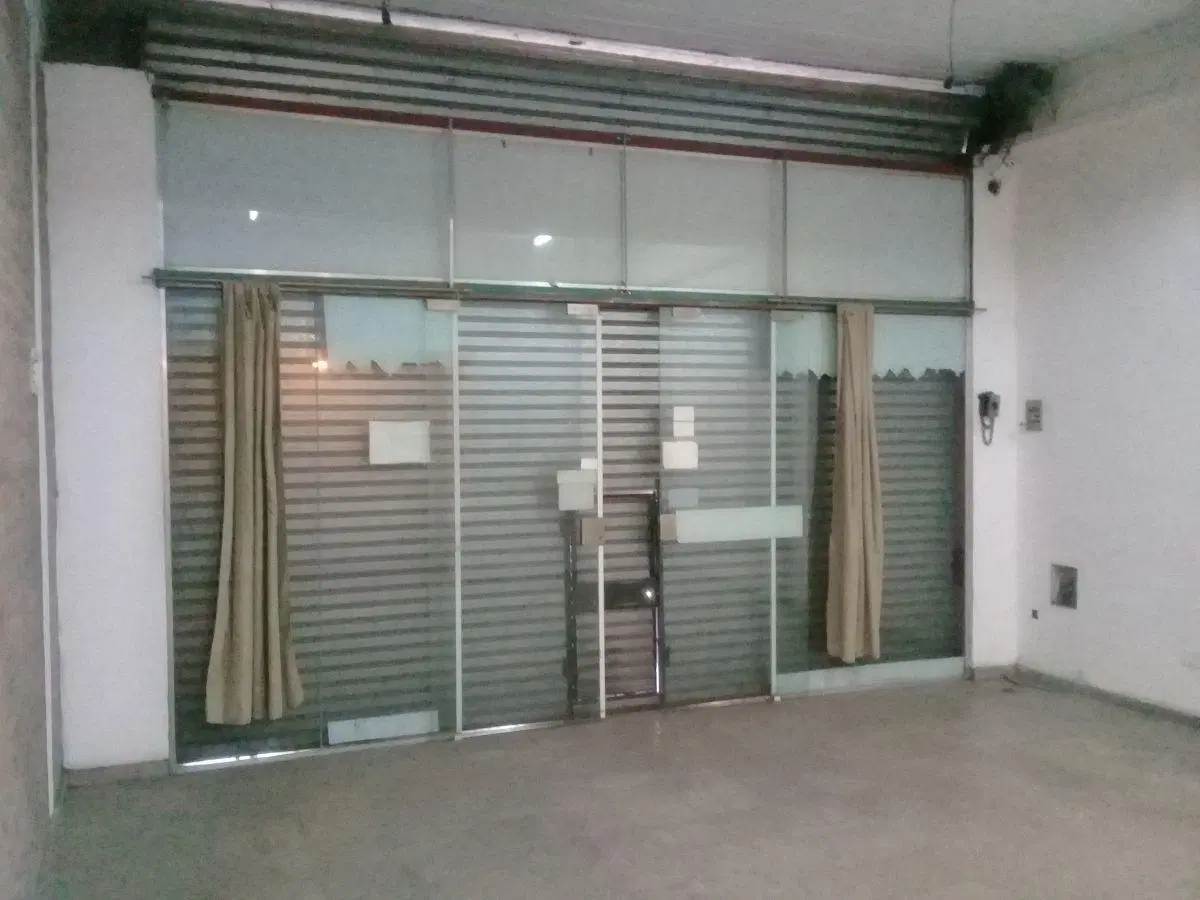 Local comercial 36m2 (6 x 6) a solo 50 metros de la estación de Paso del Rey lado sur . 4