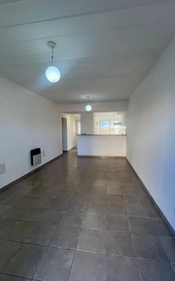 DEPARTAMENTO 2 AMBIENTES CON COCHERA Y JARDÍN EN BARRIO CERRADO HOGAR OBRERO. 3