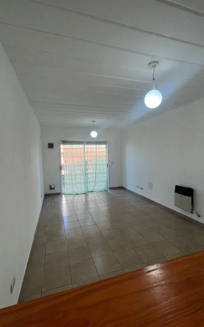 DEPARTAMENTO 2 AMBIENTES CON COCHERA Y JARDÍN EN BARRIO CERRADO HOGAR OBRERO. 2