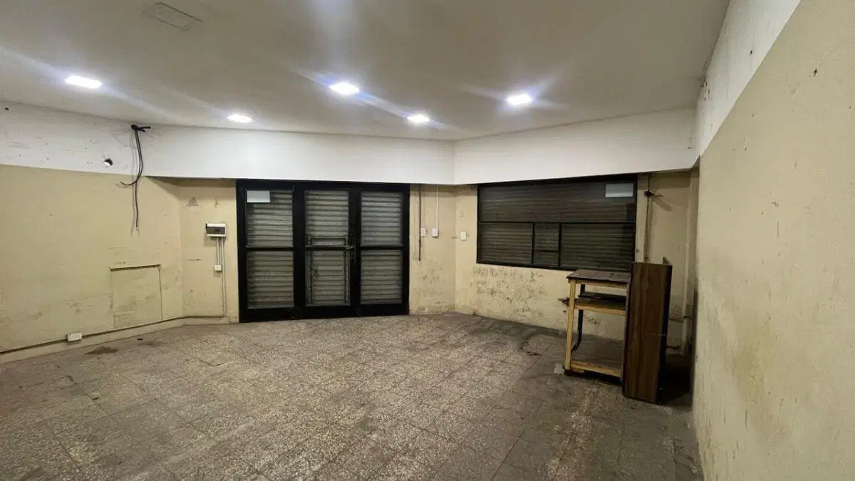 ALQUILER - AMPLIO LOCAL COMERCIAL EN PASO DEL REY SUR. JOLY ESQUINA LETTIERI. 1