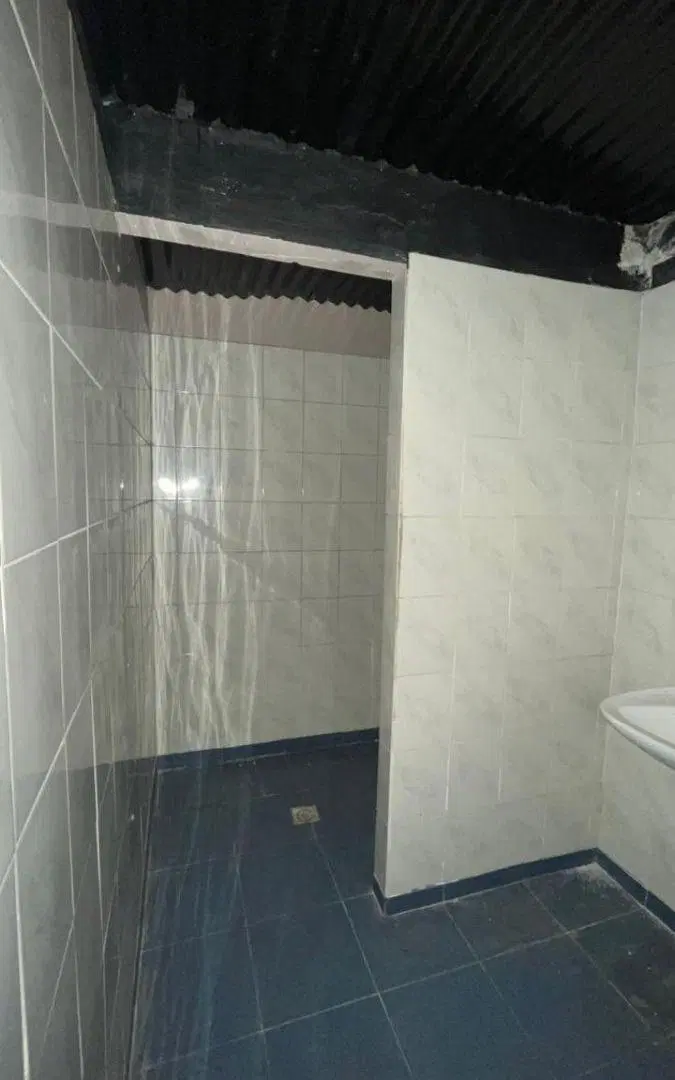ALQUILER - AMPLIO LOCAL COMERCIAL EN PASO DEL REY SUR. JOLY ESQUINA LETTIERI. 4