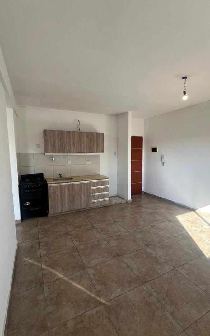 Foto de HERMOSO DEPARTAMENTO 2 AMBIENTES CON BALCÓN EN PASO DEL REY CENTRO., imagen 2