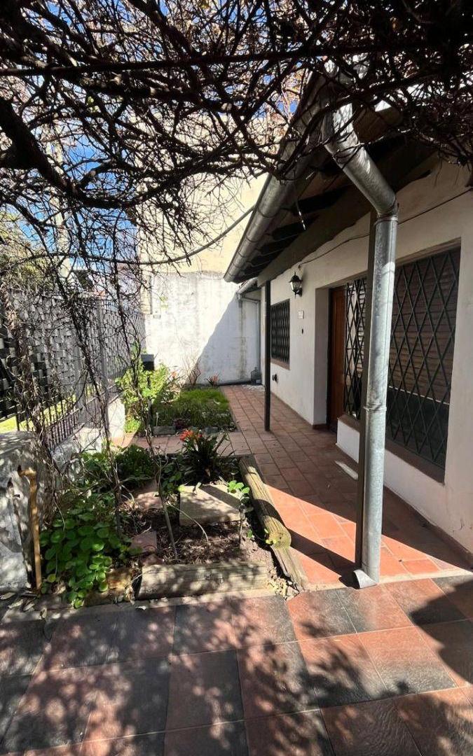 Foto de HERMOSA CASA TIPO CHALET EN CASTELAR NORTE. Rivadavia entre Lincoln y, imagen 2