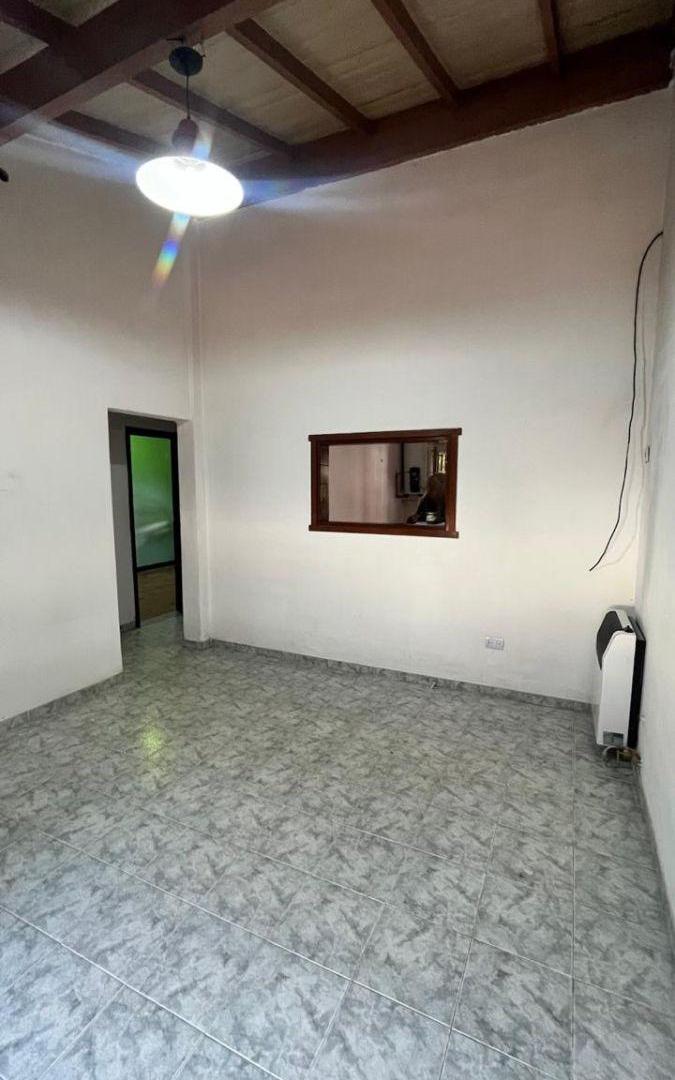 Foto de HERMOSA CASA TIPO CHALET EN CASTELAR NORTE. Rivadavia entre Lincoln y, imagen 5