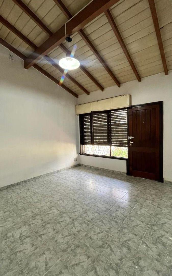 Foto de HERMOSA CASA TIPO CHALET EN CASTELAR NORTE. Rivadavia entre Lincoln y, imagen 4