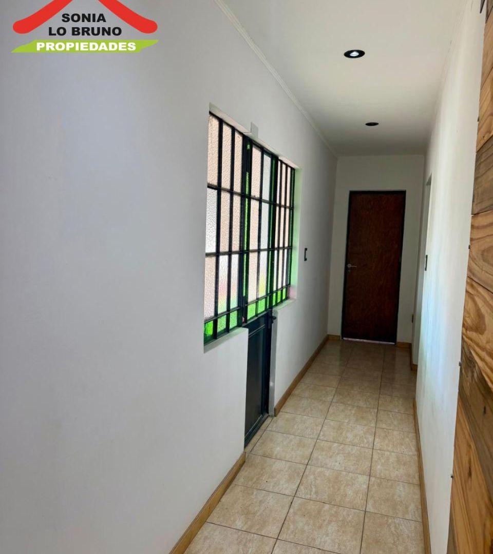 Foto de VENTA | CASA DE DOS PLANTAS CON PILETA Y COCHERA PASANTE Paso del Rey, imagen 2