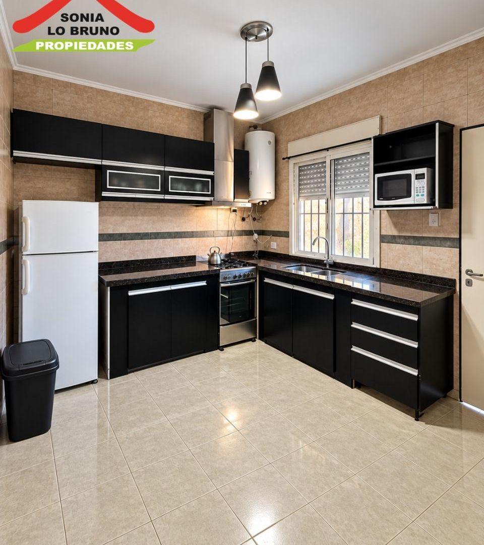 Foto de VENTA | CASA DE DOS PLANTAS CON PILETA Y COCHERA PASANTE Paso del Rey, imagen 1