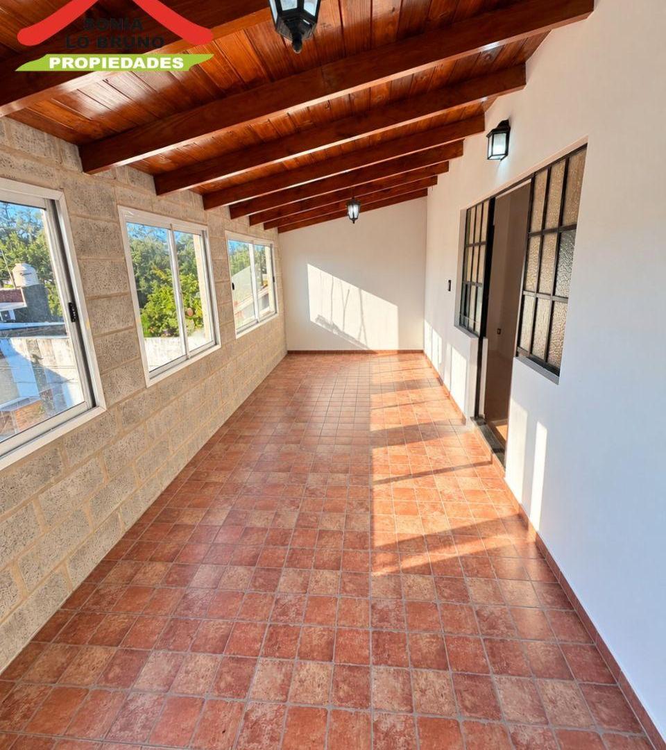 Foto de VENTA | CASA DE DOS PLANTAS CON PILETA Y COCHERA PASANTE Paso del Rey, imagen 4