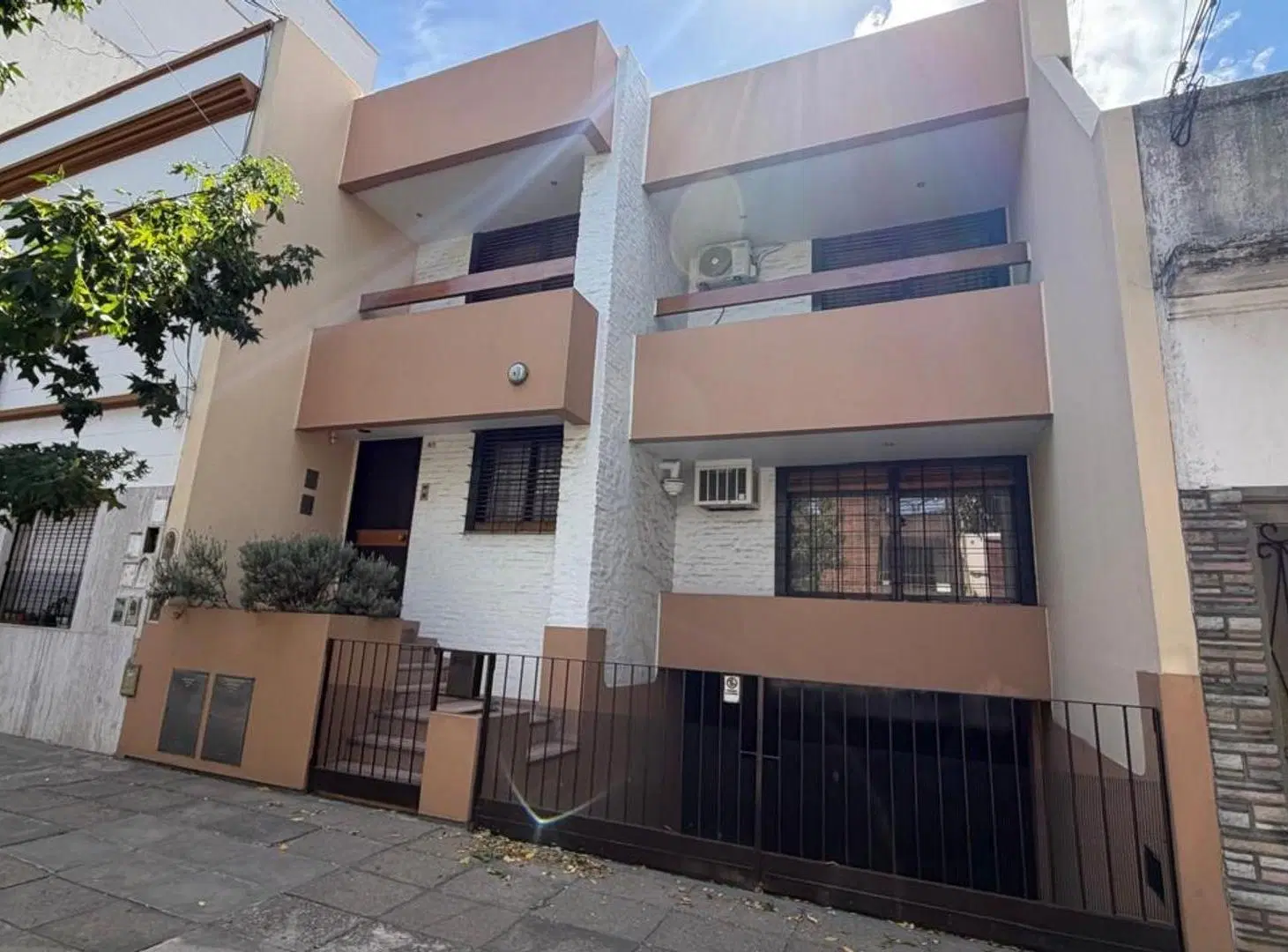 CASA 4 AMBIENTES AL FRENTE C/ PATIO Y COCHERA  Y TERRAZA 4