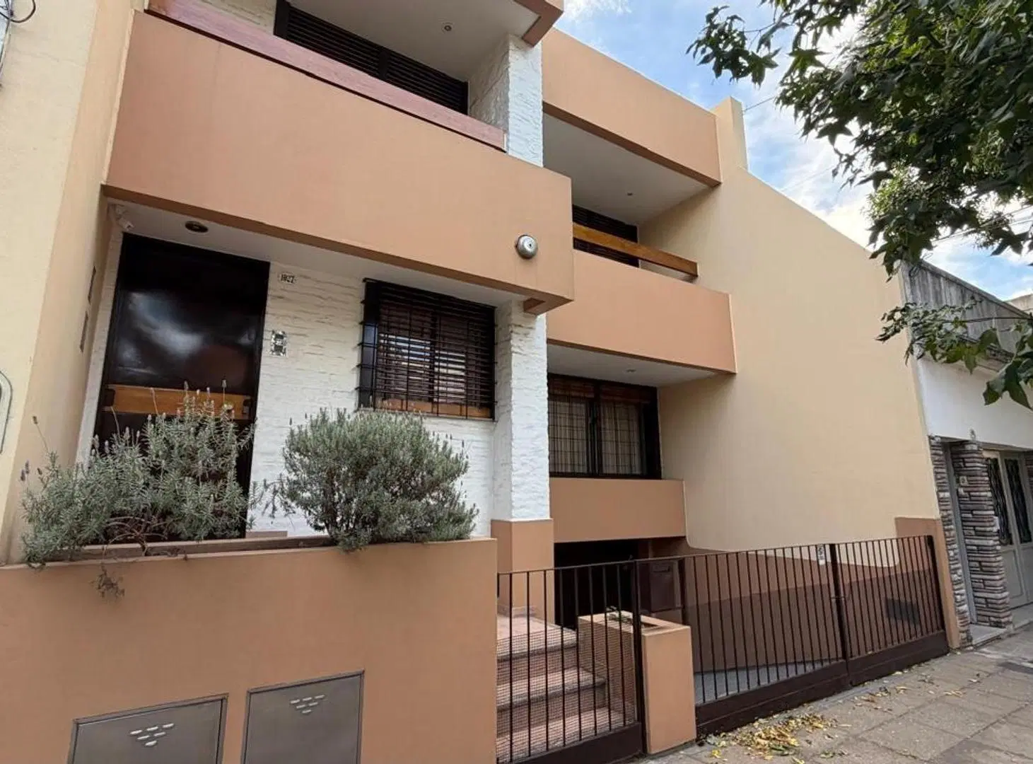 CASA 4 AMBIENTES AL FRENTE C/ PATIO Y COCHERA  Y TERRAZA 2