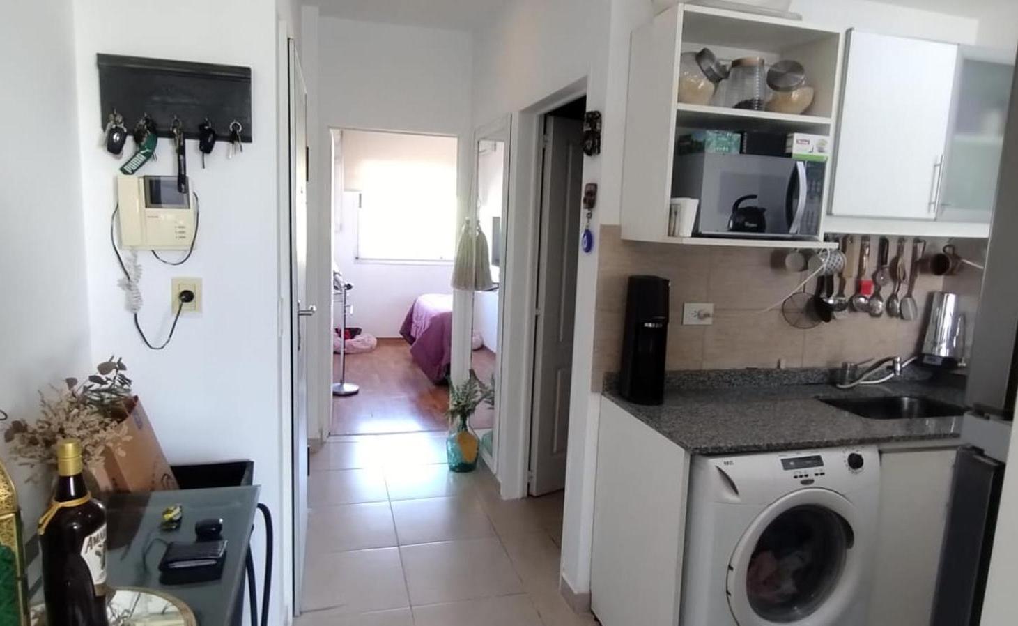 SEMIPISO 2 AMBIENTES AL FRENTE CON BALCON