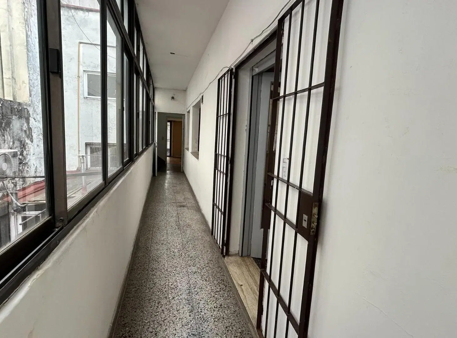 USO COMERCIAL - PISO UNICO 4 AMB. C/ BALCON Y TERRAZA PROP. 3