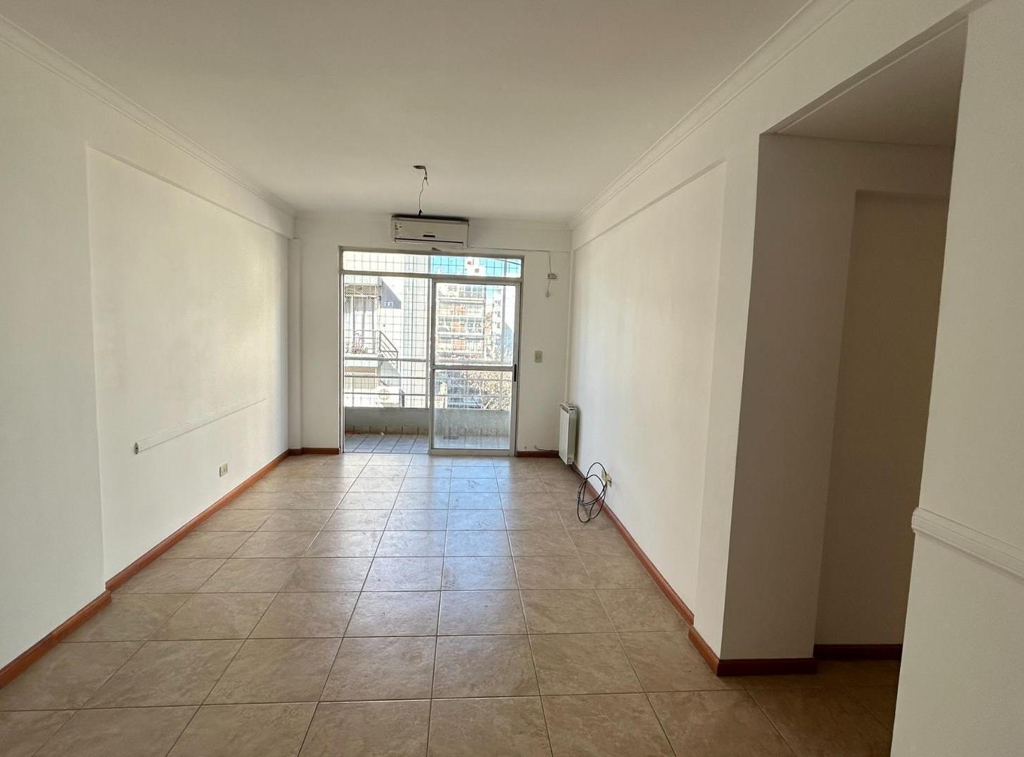 EXCELENTE SEMIPISO 3 AMB. AL FRENTE C/ BALCON