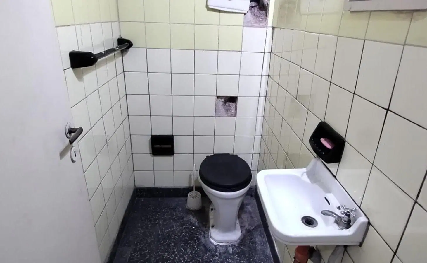 LOCAL COMERCIAL EXCELENTE UBICACION C/ PATIO Y BAÑO - 25M2 2