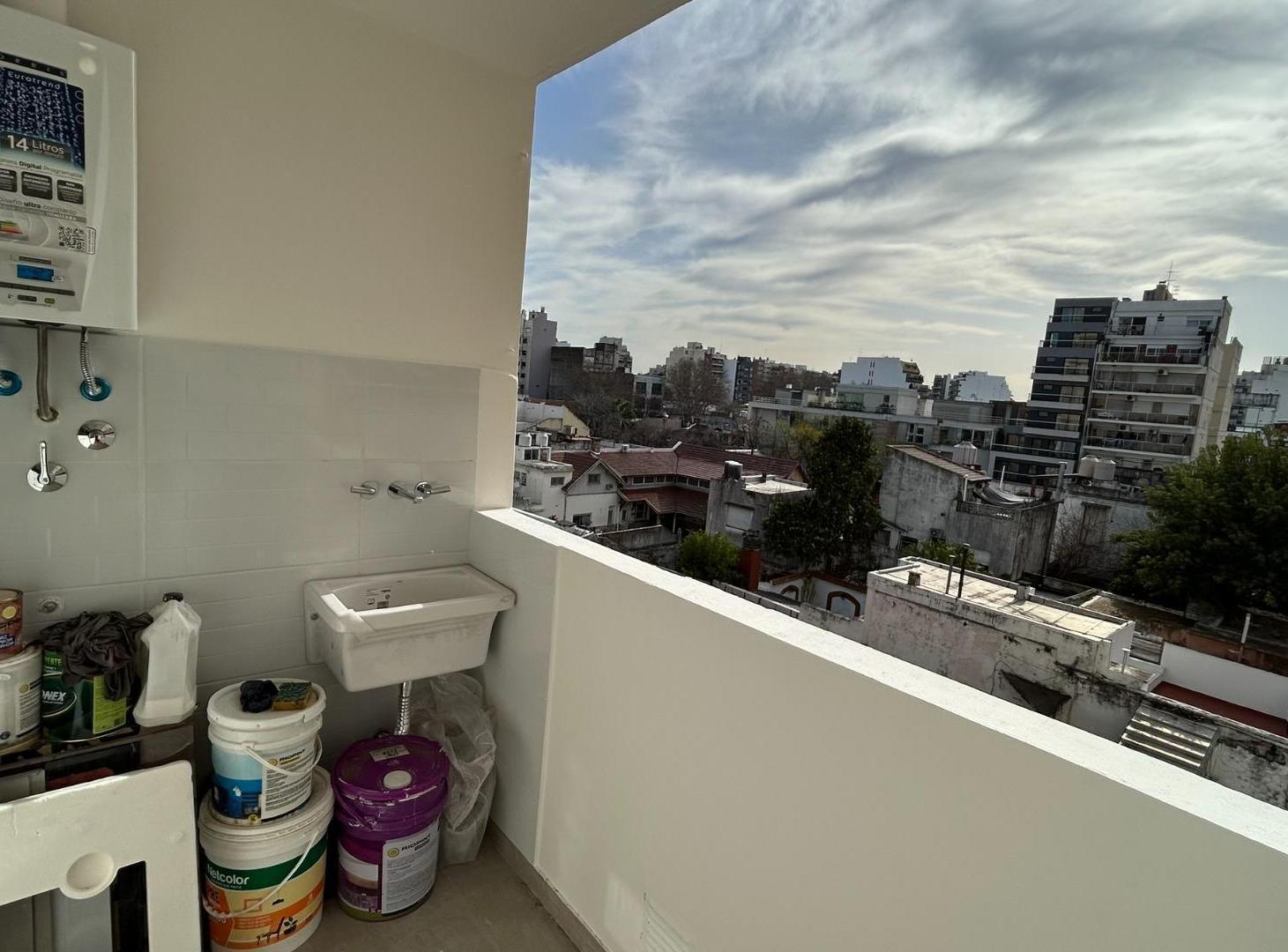 Foto de DEPARTAMENTO 2 AMB. FRENTE CON BALCON Y LAVADERO, imagen 3