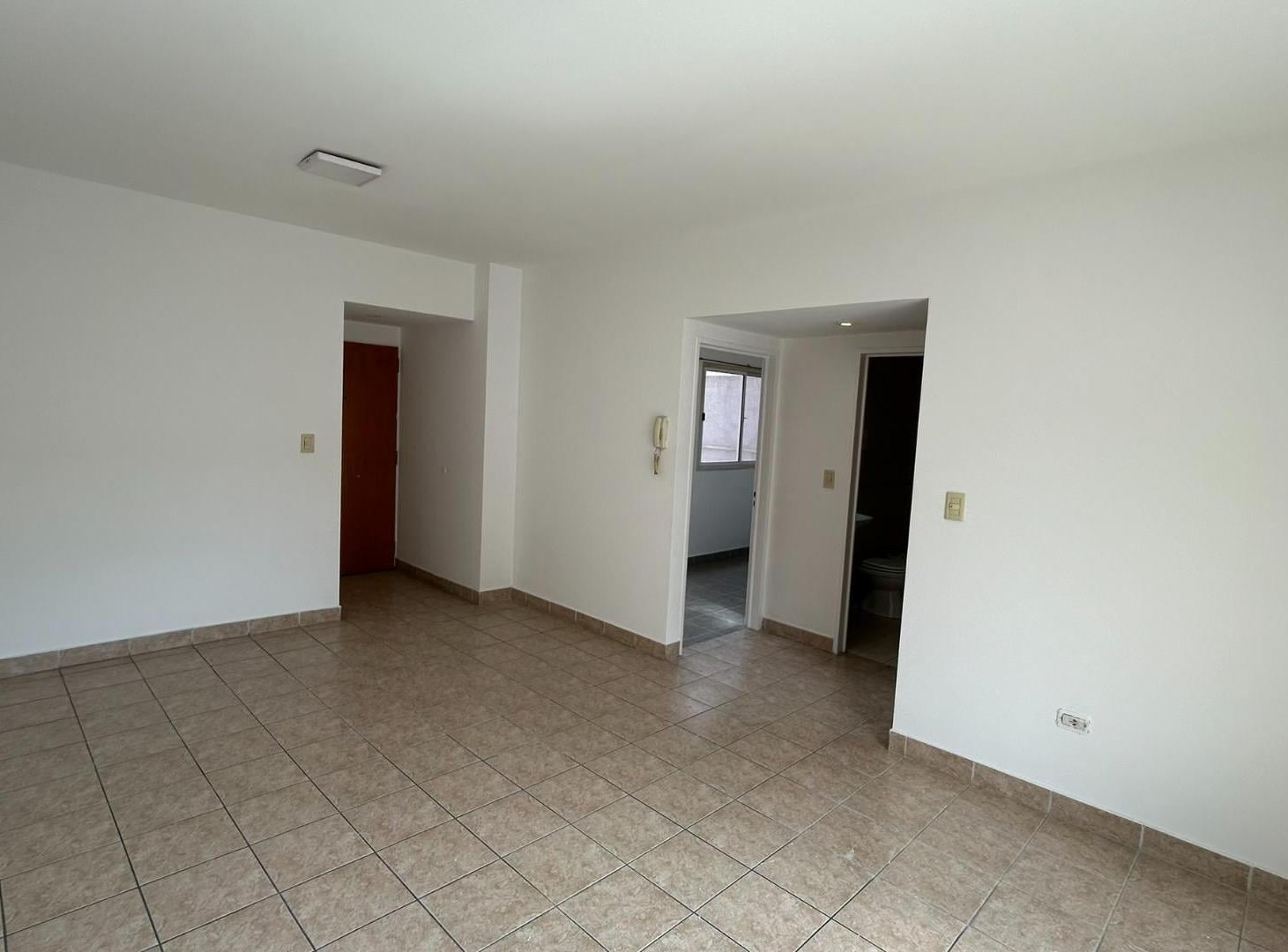 Foto de DEPARTAMENTO SEMIPISO 2 AMB. CONTRAFRENTE CON BALCON Y PATIO, imagen 3