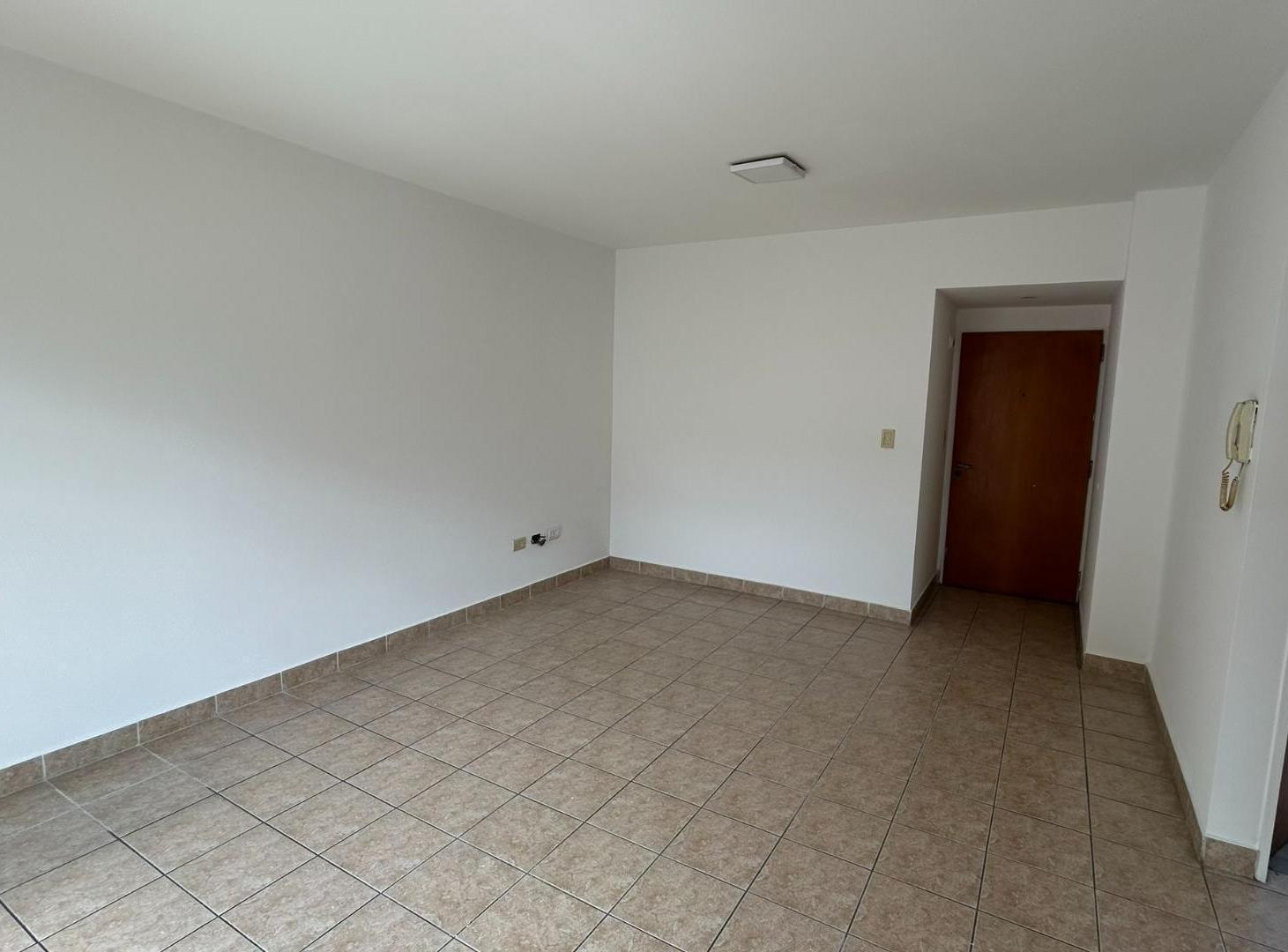 Foto de DEPARTAMENTO SEMIPISO 2 AMB. CONTRAFRENTE CON BALCON Y PATIO, imagen 5